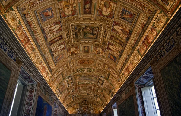 Roma Vatikan Müzesi içinde harita Oda Papalık sembolü tavan detayları — Stok fotoğraf
