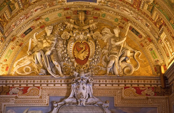Papežský symbol sochy Vatikánské muzeum uvnitř mapa místnosti strop deta — Stock fotografie
