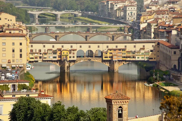 Ponte vecchio kryty most rzeka arno Florencja Włochy — Zdjęcie stockowe