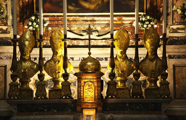 教皇の彫像十字架祭壇近くにサンタ レヌアンブロジオ e をカルロ ai c — ストック写真