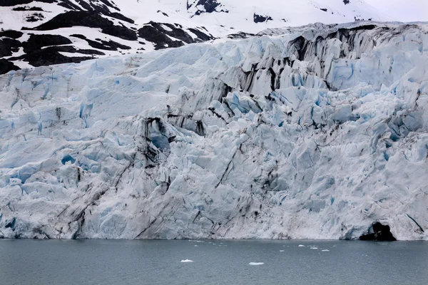 Portage glacier, blu ghiaccio acqua anchorage in alaska — Foto Stock