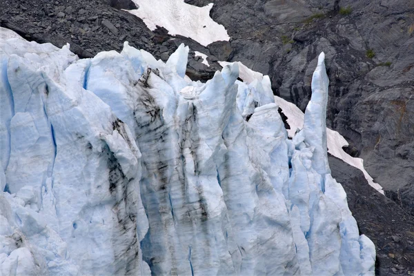Ledově modrá portage ledovec krystalické špička — Stock fotografie