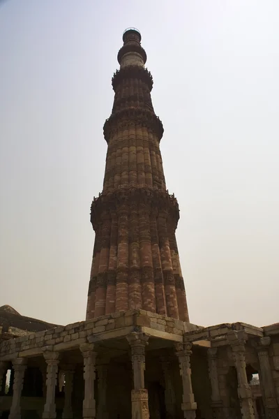 Qutab minar mit basis delhi indien — Stockfoto
