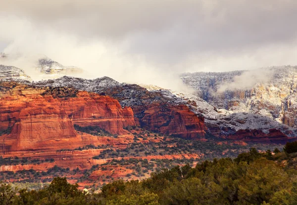 Boynton röd vit rock canyon snö moln sedona arizona — Stockfoto