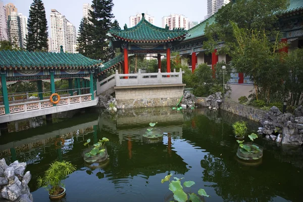 Rode paviljoen geluk tuin vijver reflectie wong tai sin ta — Stockfoto