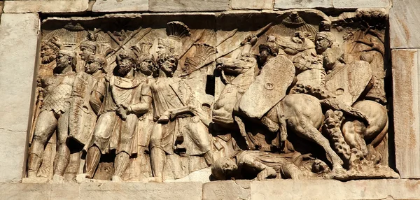 Detalles Arco de Constantino Soldados romanos Roma Italia —  Fotos de Stock
