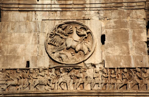 Detalles Arco de Constantino Soldados romanos Roma Italia — Foto de Stock