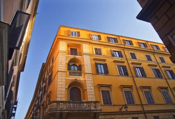 Ljusa gula byggnaden blue skies romerska gator Rom Italien — Stockfoto