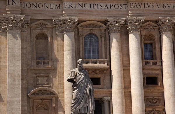 Sint Pieterskerk standbeeld buiten Vaticaan Rome Italië — Stockfoto