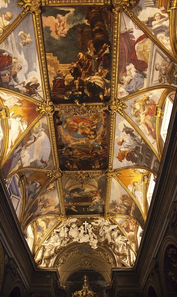 Santa maria w trevio Kościół korony malowane sufity ołtarz Rzym i — Zdjęcie stockowe