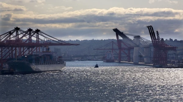 端口的西雅图华盛顿货运船拖船船用起重机 — 图库照片