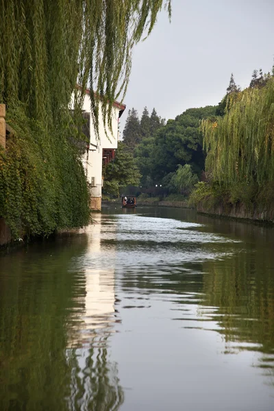 Båt på kanalen gamla kinesiska hus reflektion suzhou Kina — Stockfoto