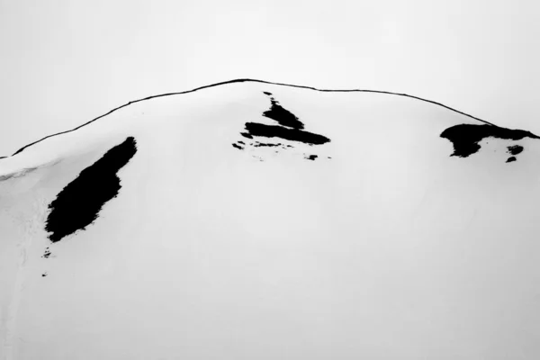 Parte superior de la montaña de nieve blanca Anclaje abstracto Alaska — Foto de Stock