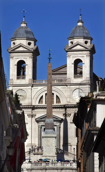 Trinita dei monti kerk top van Piazza di Spagna obelisk rom Frans — Stockfoto