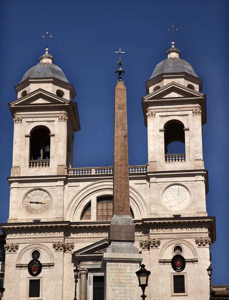トリニタ ・ デイ ・ モンティ フランス スペイン階段オベリスク rom の教会上部 — ストック写真