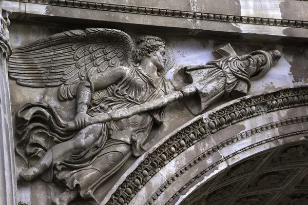 Детали каменного ангела Арка Септема Северус Форум Рим Италия — стоковое фото