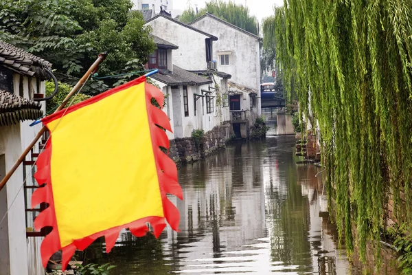 Gamla kinesiska hus teahouse flagga reflektion kanaler suzhou ch — Stockfoto