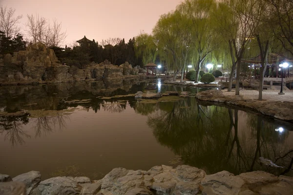 Templom a sun park tó tükrözi beijing, Kína — Stock Fotó