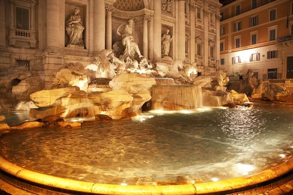 Trevi fontäne close up pool night rom italien — Stockfoto