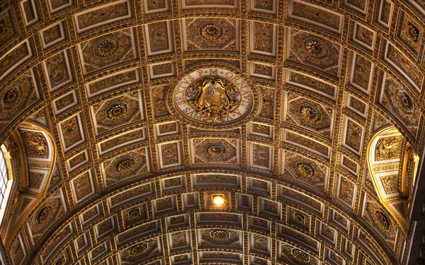 Vaticano dentro do teto dourado Roma Itália — Fotografia de Stock