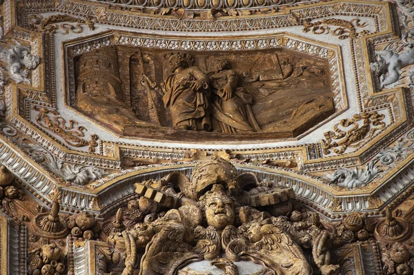 조각 세인트 피터와 천사 로마 ital 안에 바티칸 천장 — 스톡 사진