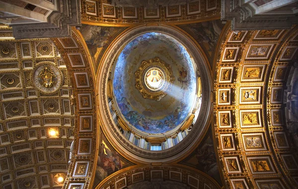 轴的里面小光梵蒂冈的圆顶意大利罗马 — 图库照片