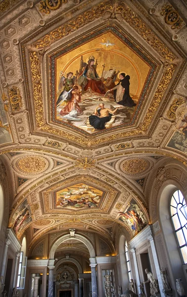 Vatikanmuseet inuti målade tak statyer Rom Italien — Stockfoto