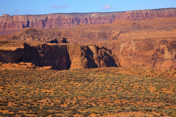 Oranje bruin zand painted desert glen canyon rood vermillion clif — Stockfoto