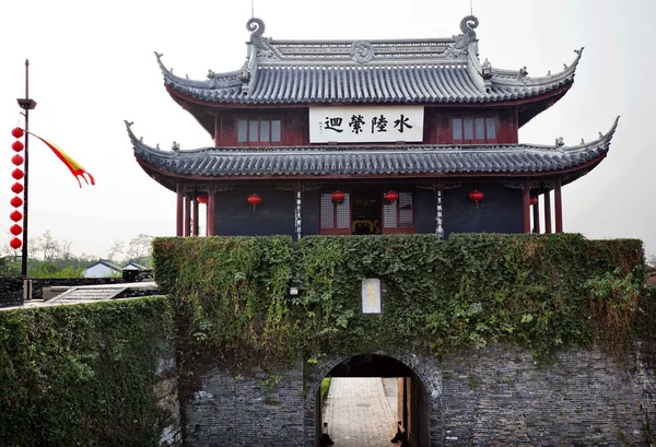 男性ウォーター ゲート古代中国パビリオン中国蘇州パンします。 — ストック写真