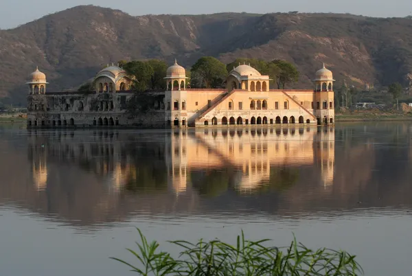 Palacio de agua Jaipur India Agua con reflexiones — Foto de Stock