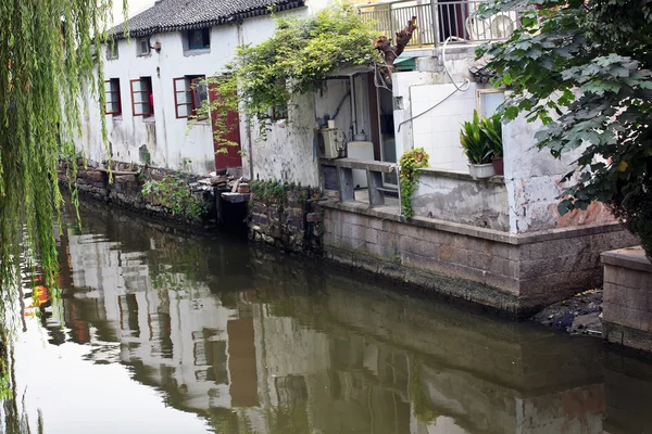 Casas chinesas antigas canais de reflexão Suzhou China — Fotografia de Stock