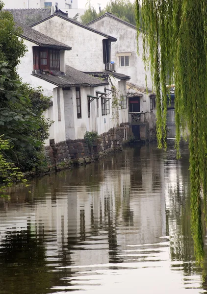 Starożytny chiński domy odbicie kanałów suzhou, Chiny — Zdjęcie stockowe
