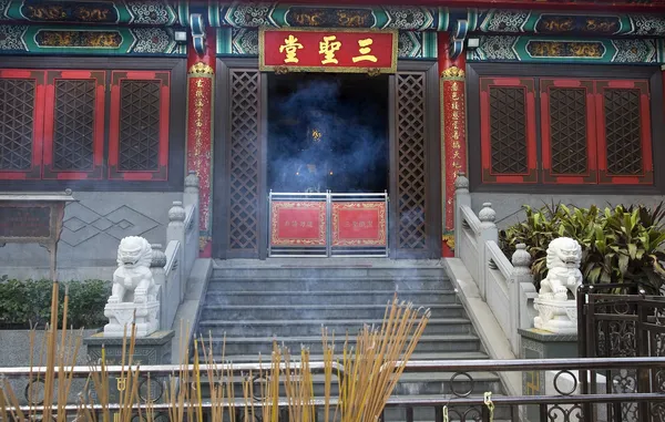 Weihrauch Rauch Brenner Steinlöwen wong tai sin taoistischen Tempel kowl — Stockfoto