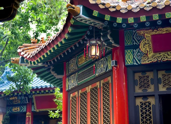 Oude daken paviljoens lantaarn wong tai sin geluk Taoïstische — Stockfoto