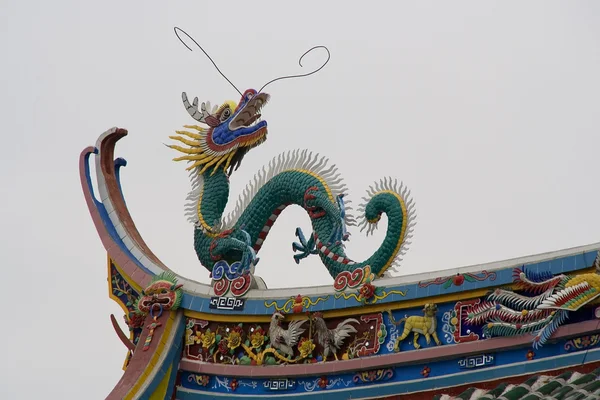 Smok dach góry taoistycznej świątyni, xiamen, Chiny — Zdjęcie stockowe