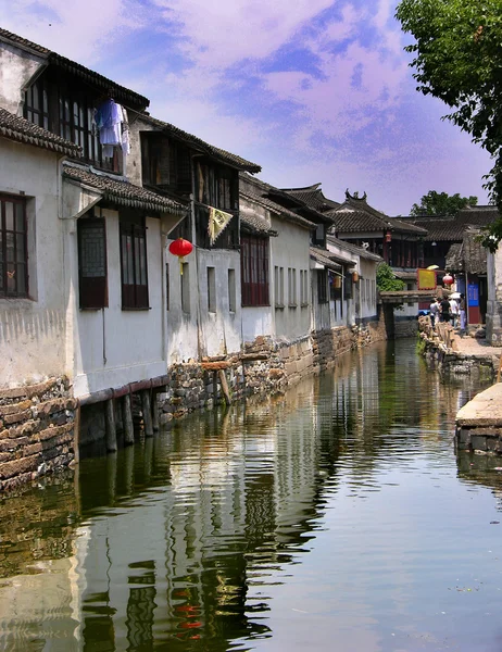 Zhou zhuang china oude stad reflecties van kanalen — Stockfoto