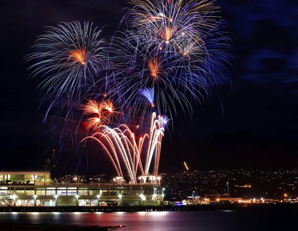 Rot blau weiß Feuerwerk vancouver hafen britisch columbia — Stockfoto