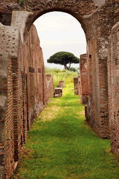 Starověkého římského oblouku zdi ulice ostia antica Řím Itálie — Stock fotografie