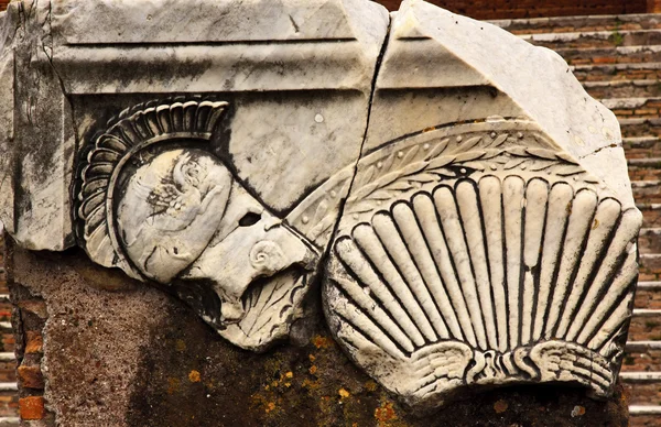 Oude Romeinse decoraties helm ostia antica rome Italië — Stockfoto