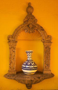 Adobe duvar mavi vazo Meksika sarı
