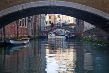 küçük yan kanal Venedik İtalya arasında köprü.