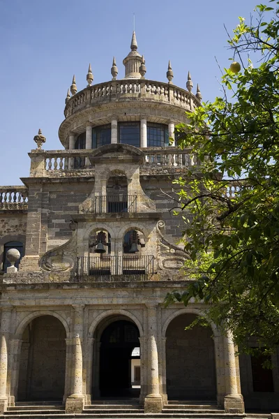 Cabanas kulturinstitut mit zitronenbaum guadalajara mexiko — Stockfoto