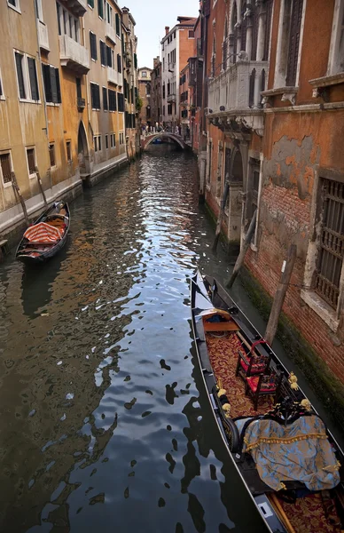Lilla sidan kanalen överbrygga gondol Venedig Italien — Stockfoto