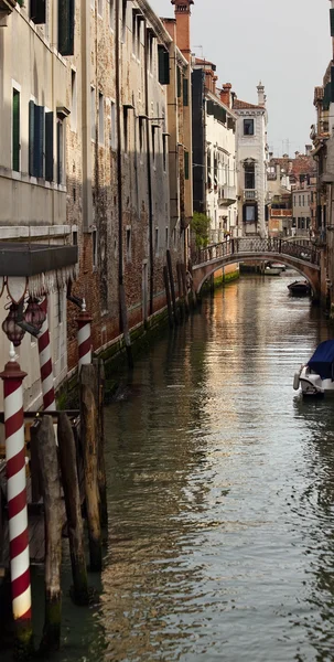 Straně průplavu Poláci mosty Benátky Itálie — Stock fotografie