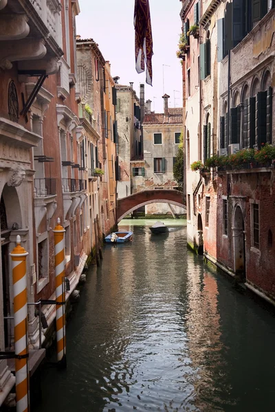 Pequeno Canal Lateral Pólos Amarelos Ponte Veneza Itália — Fotografia de Stock