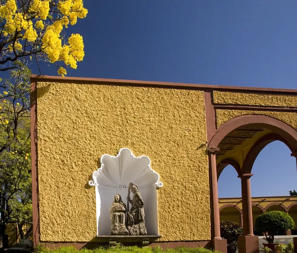 Žluté květy ulici křesťanské svatyně modrá obloha guadalajara mexi — Stock fotografie