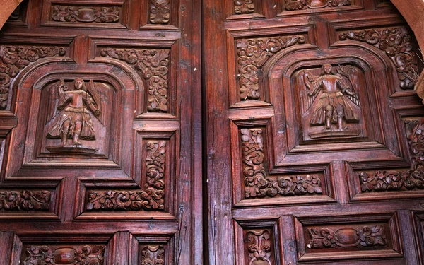 Ciemny brązowy drewniany drzwi Kościoła san miguel Meksyk — Zdjęcie stockowe