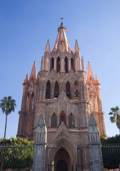 Рожевий Parroquia церква Архангела San Miguel Мексика денний час — стокове фото