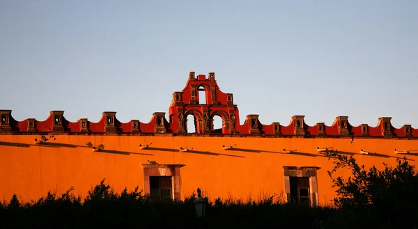 Červená žlutá budova školy san miguel Mexiko — Stock fotografie