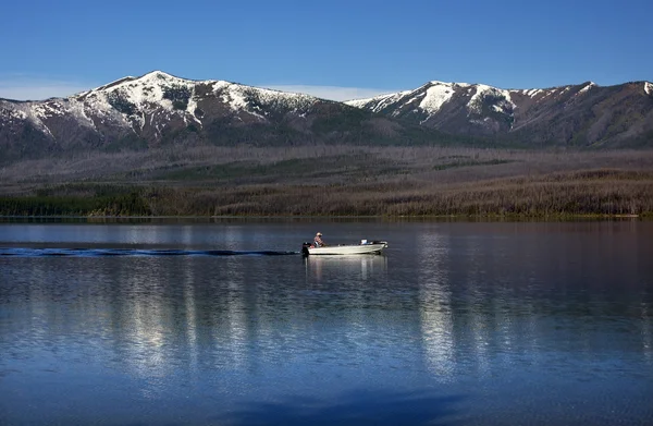 Lago McDonald barco de pesca Parque Nacional Glaciar Montana — Foto de Stock